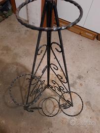 Fioriera in ferro battuto.