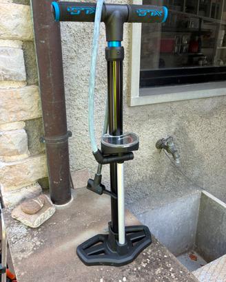 Pompa per biciclette a pavimento