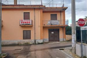 Palazzo / Stabile di 240 m² con più di 5 locali a 