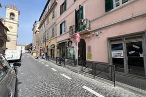 NEGOZIO A ALBANO LAZIALE
