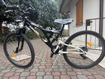 Bici vicini absorber nera e bianca