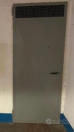 PORTA IN FERRO ROBUSTA CON SOPRALUCE AREATO