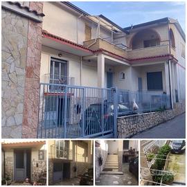 Casa divisibile in due appartamenti / giardino