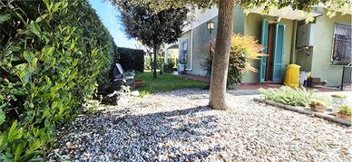 NARNALI - AMPIA VILLETTA ANGOLARE CON GIARDINO