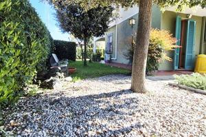 NARNALI - AMPIA VILLETTA ANGOLARE CON GIARDINO