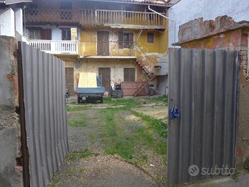 Rustico uso deposito con cortile esclusivo