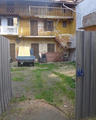 Rustico uso deposito con cortile esclusivo