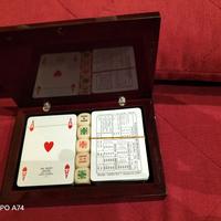 Portacarte con carte da gioco e dadi poker