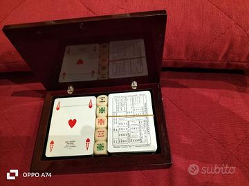 Portacarte con carte da gioco e dadi poker