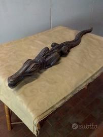 statua lignea coccodrillo 
