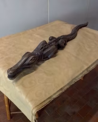 statua lignea coccodrillo 