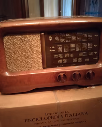 radio in legno anni 50.