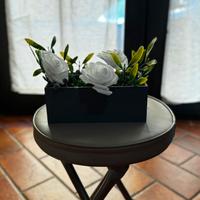 Centrotavola in legno con fiori bianchi decorativi