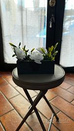 Centrotavola in legno con fiori bianchi decorativi