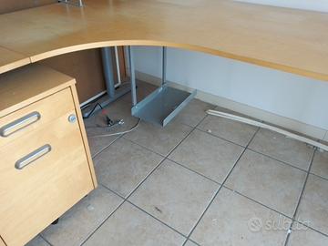 Scrivania ikea componibile, angolare e cassettiera