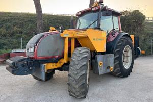 Valtra T140 con braccio decespugliatore