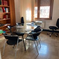 MOBILI UFFICIO: scrivanie, armadi, banchi, sedie..