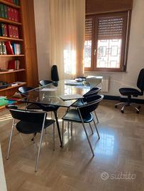 MOBILI UFFICIO: scrivanie, armadi, banchi, sedie..