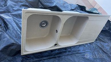 Lavandino per cucina con due vasche e scolapiatti