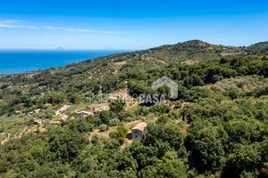 L'Esclusività di una Tenuta con Vista Eolie