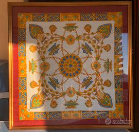 Quadro con foulard di seta marca Fendi