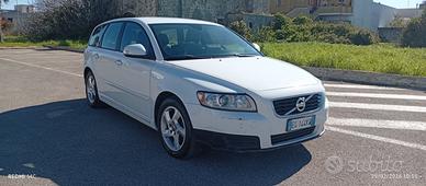 VOLVO V50 D2 R-design