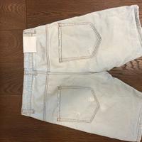 Jeans corti strappati in buono stato