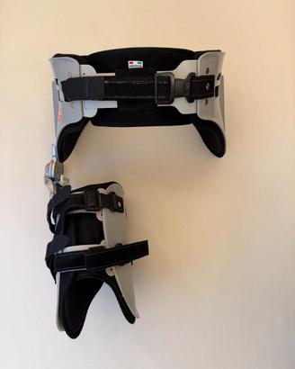 Tutore ortopedico con snodo regolabile in gradi