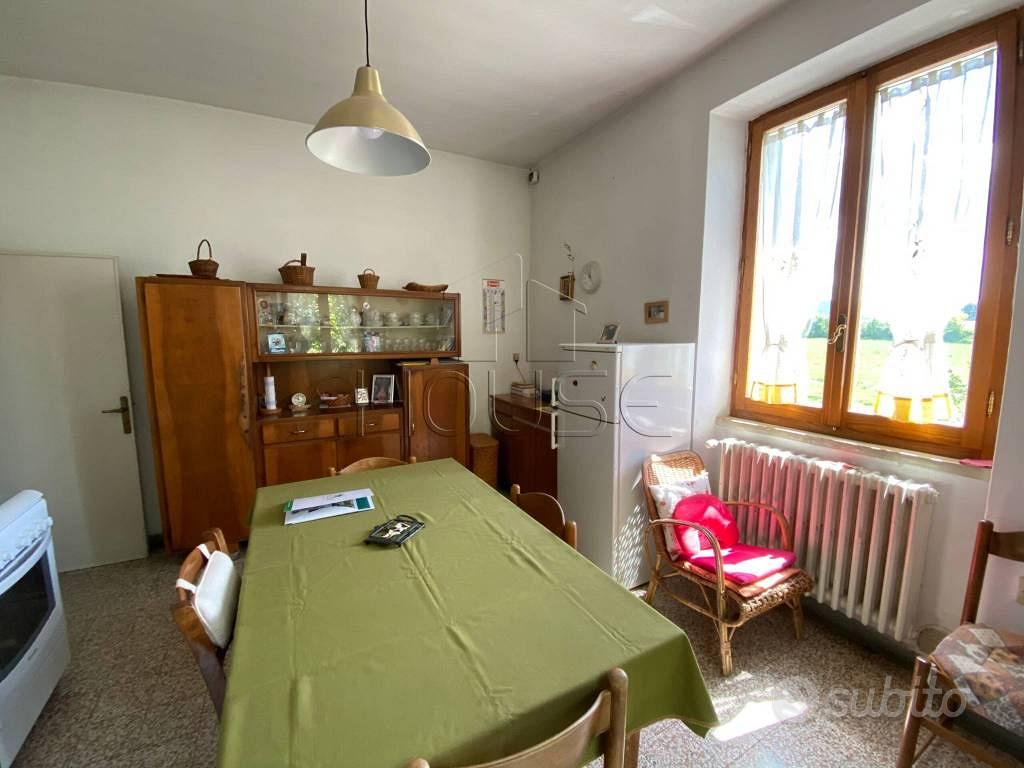 Rustico / Casale di 200 m² con più di 5 locali e b - Vista 3