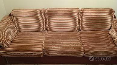divano in buone condizioni 