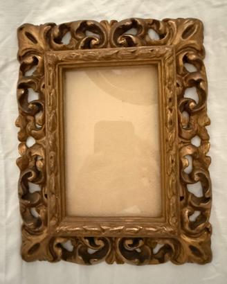 Cornice amtica in legno intarsiato dorato