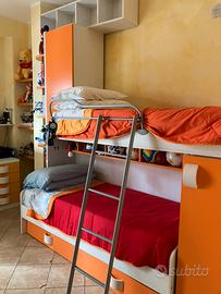 Cameretta per bambini completa di scrivania