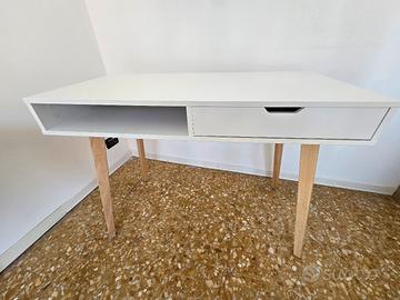 Scrivania moderna stile nordico