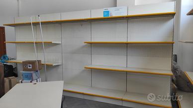 Scaffali negozio scrivanie e armadietti