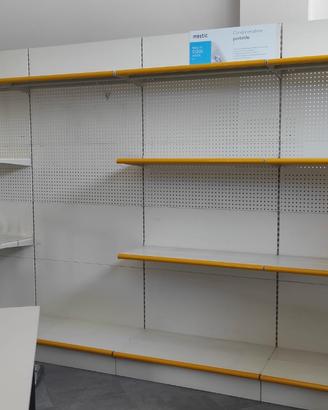 Scaffali negozio scrivanie e armadietti