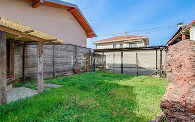 AMPIO TRILOCALE IN VILLA CON AREA ESTERNA PRIVATA,