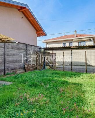 AMPIO TRILOCALE IN VILLA CON AREA ESTERNA PRIVATA,