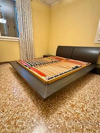 Letto matrimoniale con comodini e rete