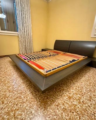 Letto matrimoniale con comodini e rete