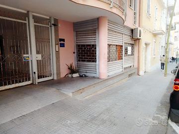 Locale commerciale al centro pressi viale Italia