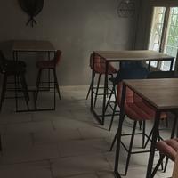 Tavolo alto con sgabelli in velluto colorati