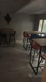 Tavolo alto con sgabelli in velluto colorati