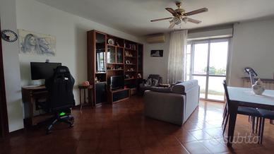 Ampio appartamento con terrazzo nel verde