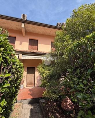 VILLA A SCHIERA A TRAVERSETOLO