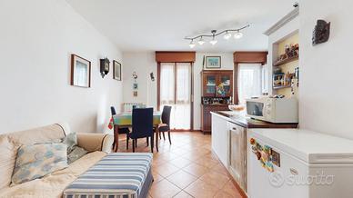 Luminoso Attico con Due Terrazzi e Garage