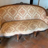 Divano e poltrone d'epoca in velluto damascato
