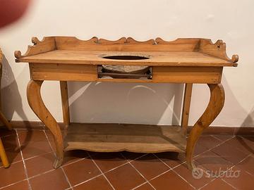 Lavabo in legno povero