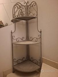 Angoliera etagère in ferro battuto stile shabby 