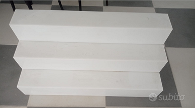 Espositore plexiglass bianco gradini cm.105x45x45
