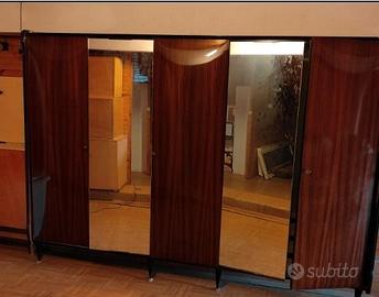 armadio vintage in legno lucido